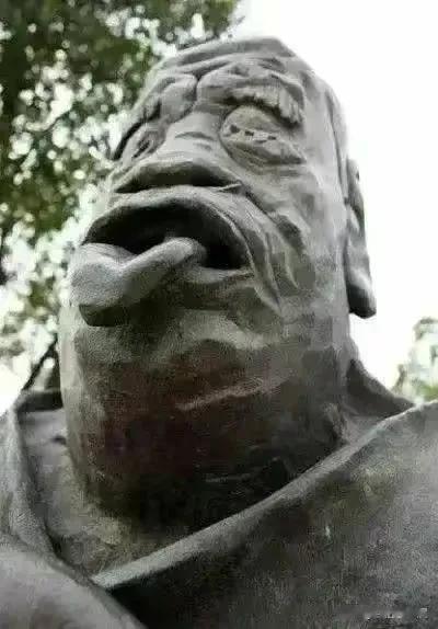 老子吐舌雕像丑到爆，神情木讷，宛若唐氏宝宝，面对网友的质疑，作者却说这才是艺术审