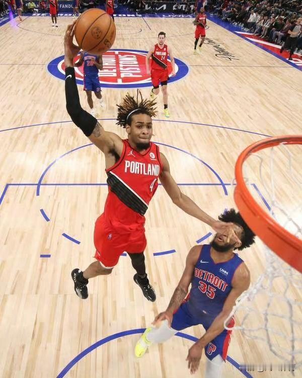 山西男篮第二外援与球队汇合！

继首名外援格雷格-布朗抵达太原之后，昨夜第二名外