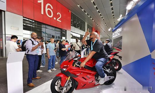 张雪机车在广交会的只展示，不卖货，看得外商痒痒的。火爆并非偶然，这是“赛事IP+