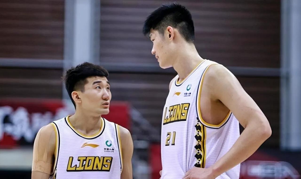 胡金秋：高效拿下37分9篮板，可惜差一板。
孙铭徽：大秋，你绝对现在国内第一中锋