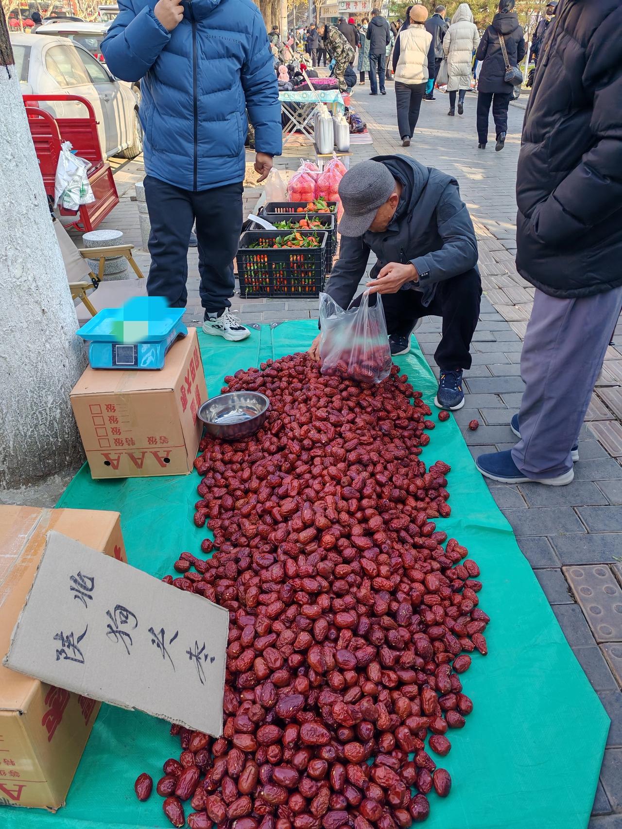 又一个不值钱的农副产品
12月26日，坐标西安。今天早上我路过市场，发现来了一个