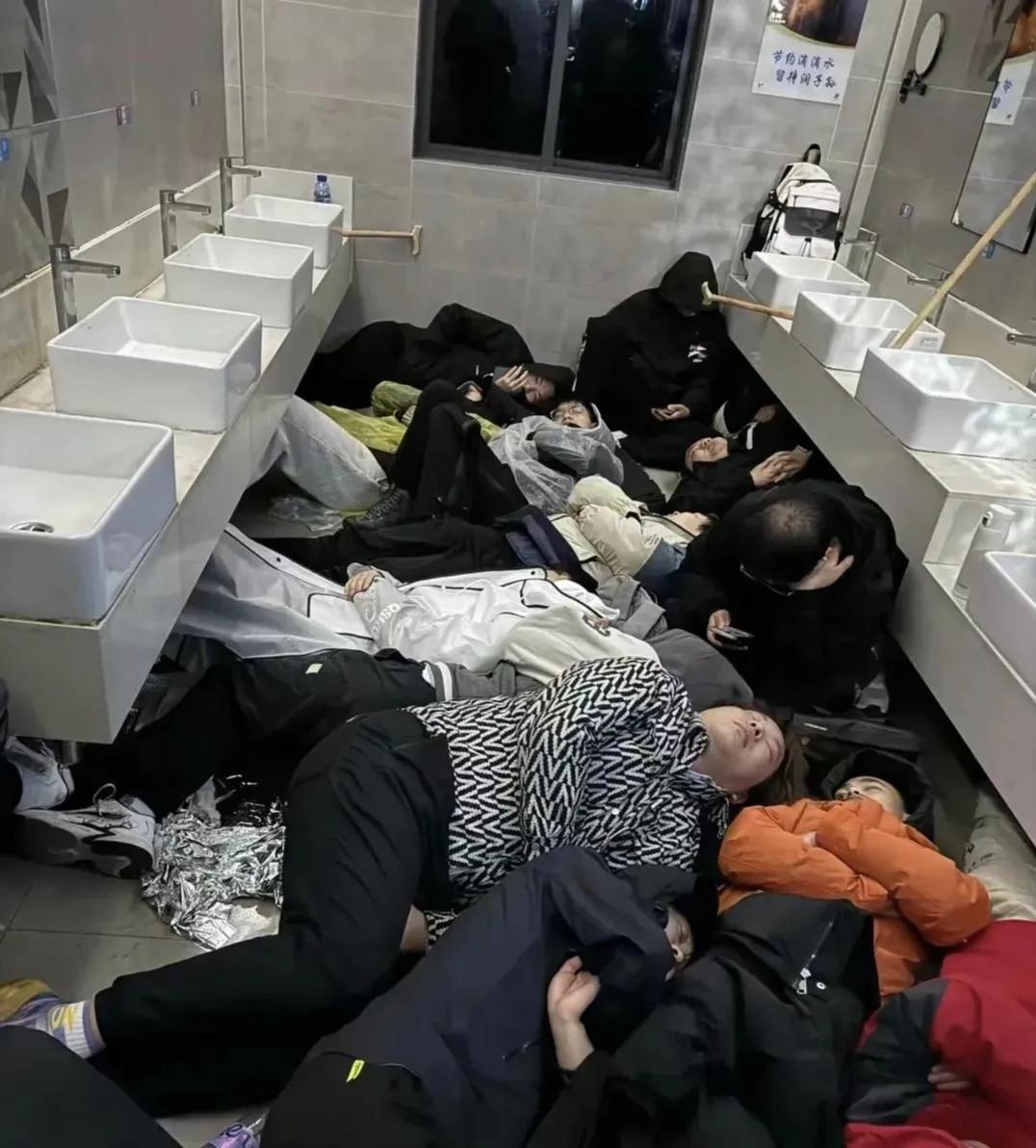 挤在黄山景区厕所过夜的无非这 7种人：

1、独自旅行的背包客，他们追求自由和冒