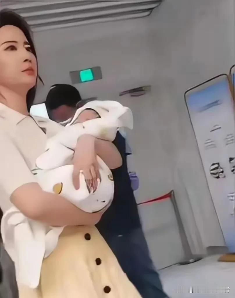 刘亦菲抱孩子真的很专业，这是《玫瑰的故事》里面照片，刘亦菲也是演绎了一个女人的青
