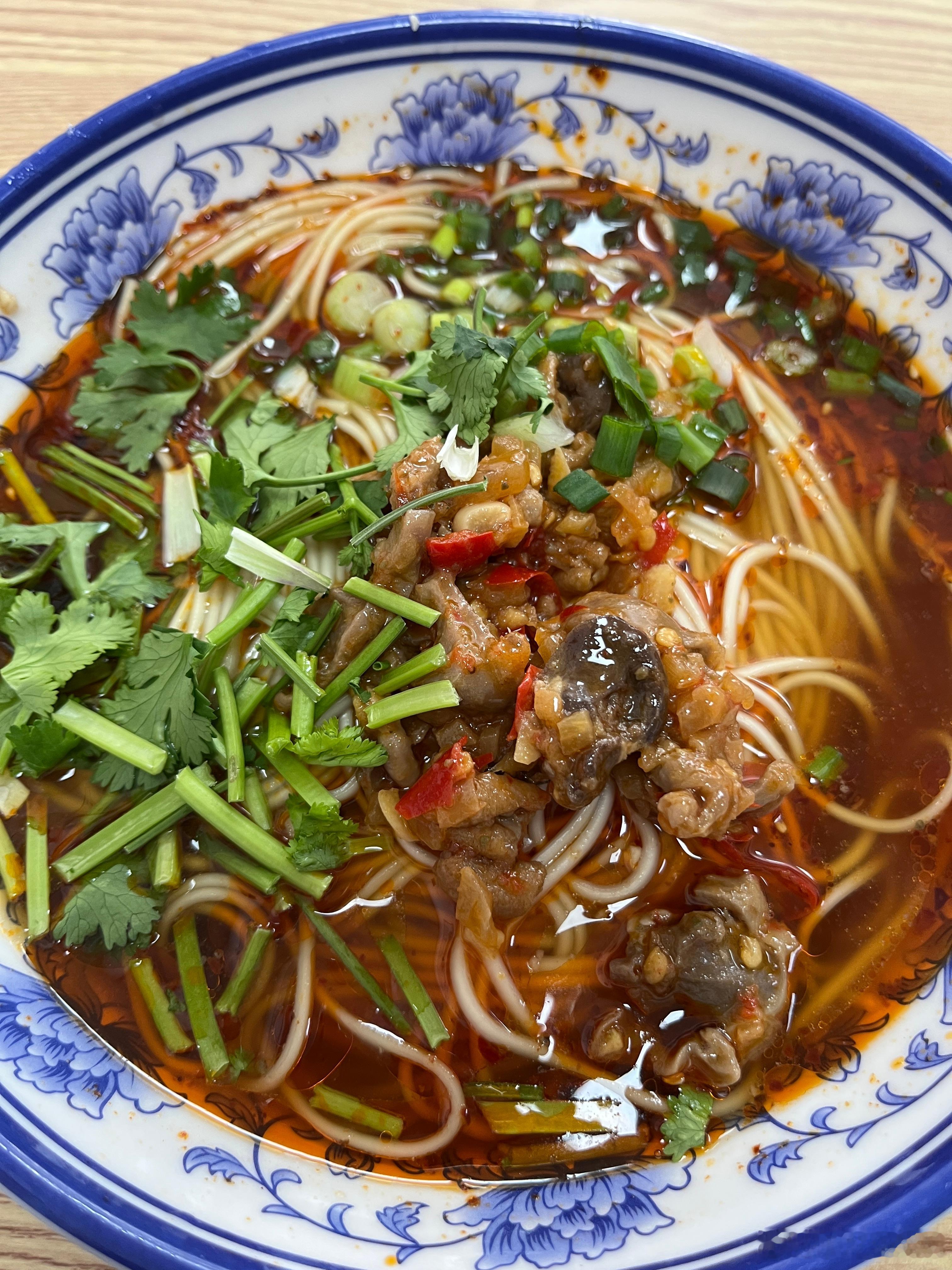 饿晕了，吃了一碗面，没几块肉，又来肯德基点鸡翅汉堡吃没有吃早餐，感觉能吃下一头牛