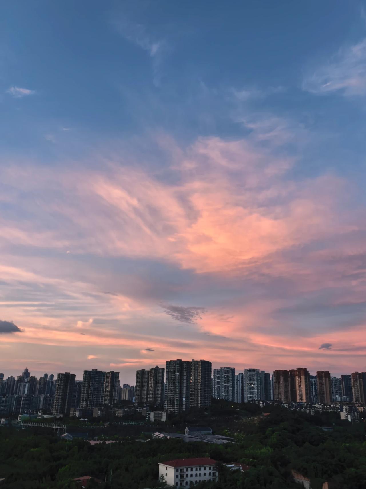 人间值得！今天，我又一个人去顶楼守候夕阳晚霞，还好没有错过。当那轮橙红的太阳渐渐