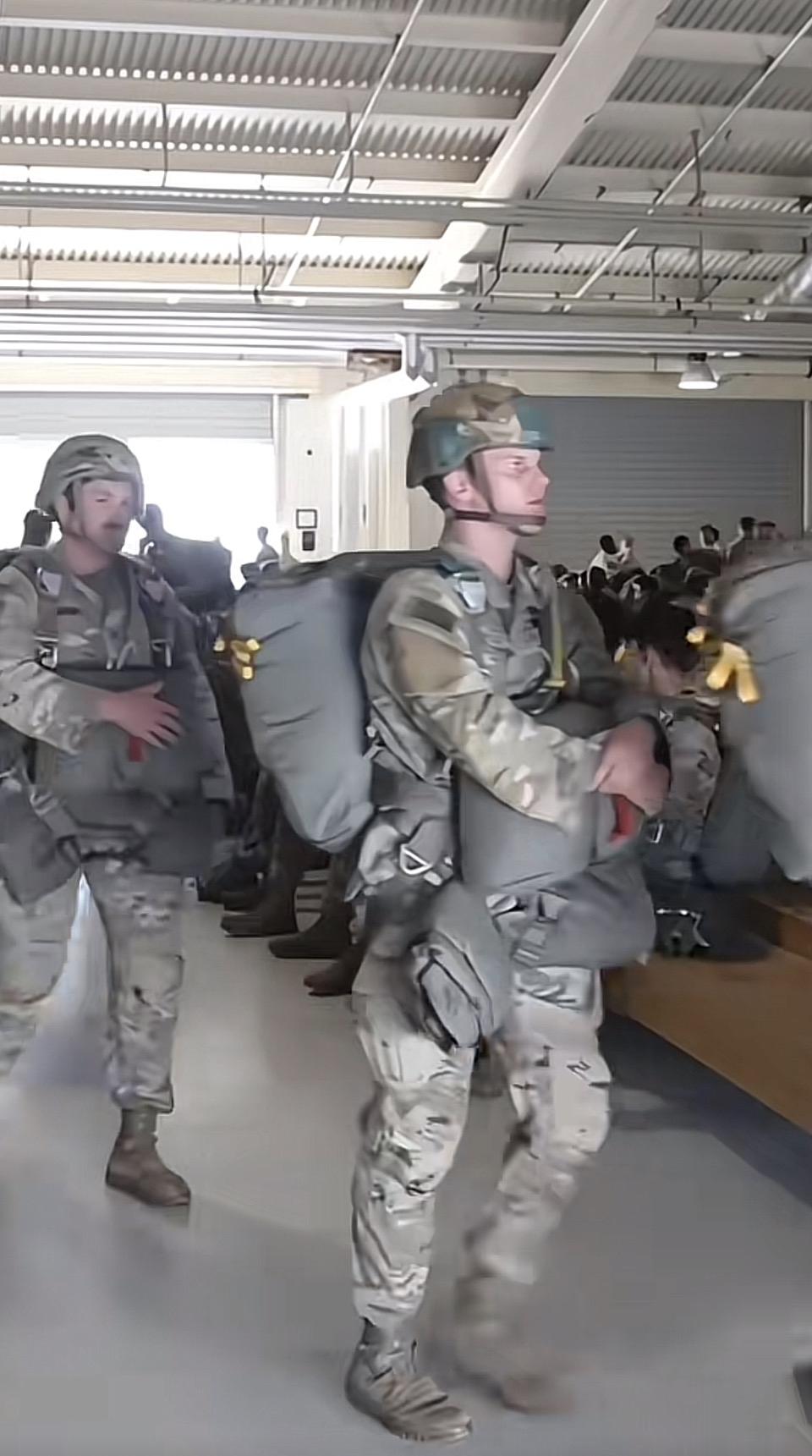 士兵们背着大背包在室内行走。