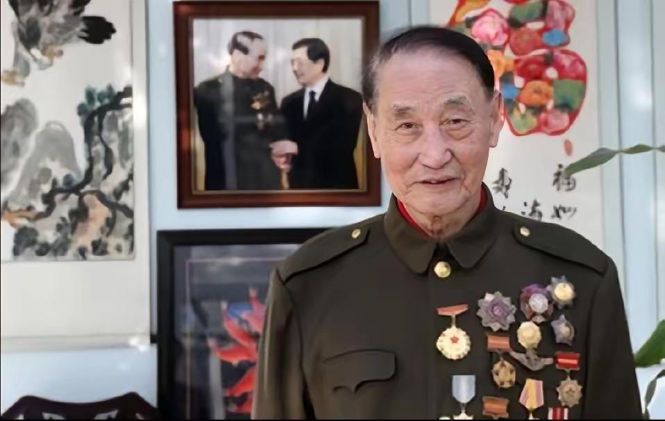 1951年，志愿军飞行员刘玉堤在返航途中，无意间发现，自己身下竟有一群黑压压的敌