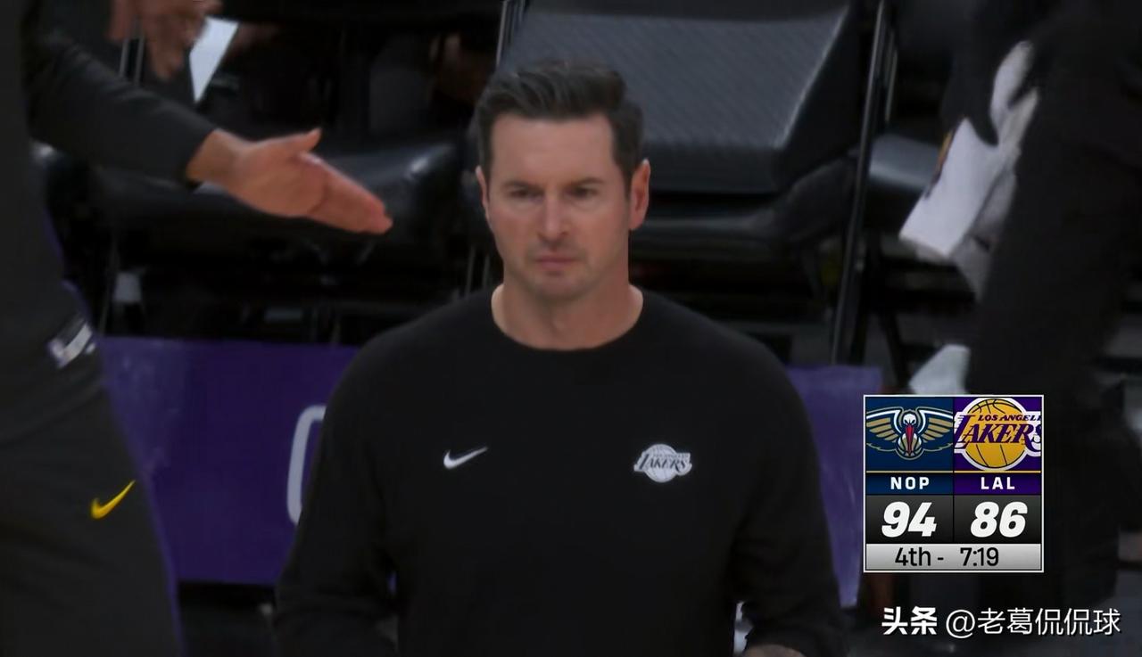 湖人主帅雷迪克真是勃然大怒！在今天湖人主场迎战鹈鹕的比赛中，当时比赛进行到了第四