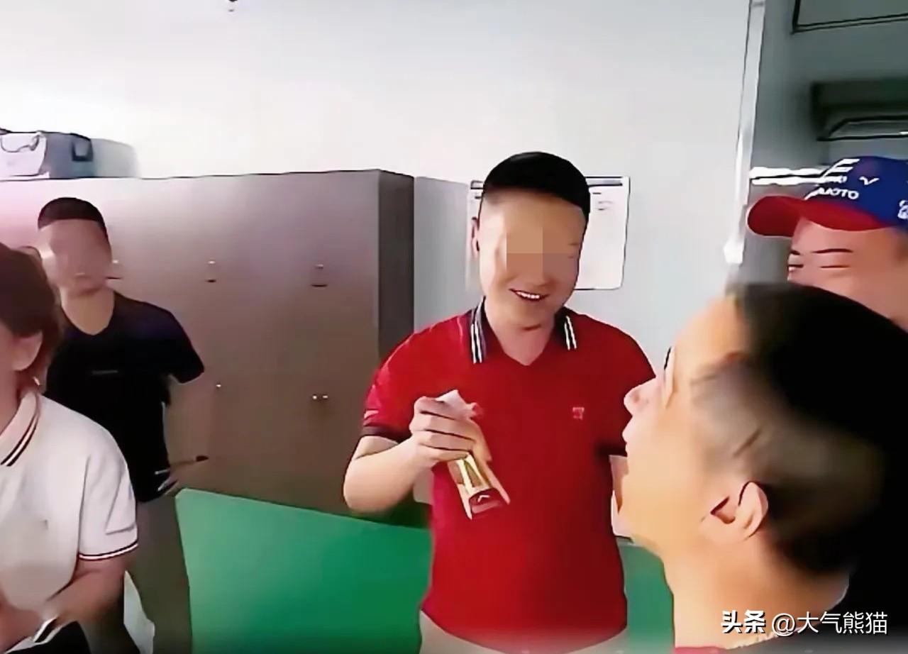 老板都不喝自家生产的饮料，凭啥让老百姓来买单！
最近东某特饮老板的视频在网上吵翻