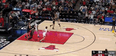 为何说谢泼德短时间内撑不起火箭组织策应的大旗呢？
从这个球来分析一下，谢泼德对场