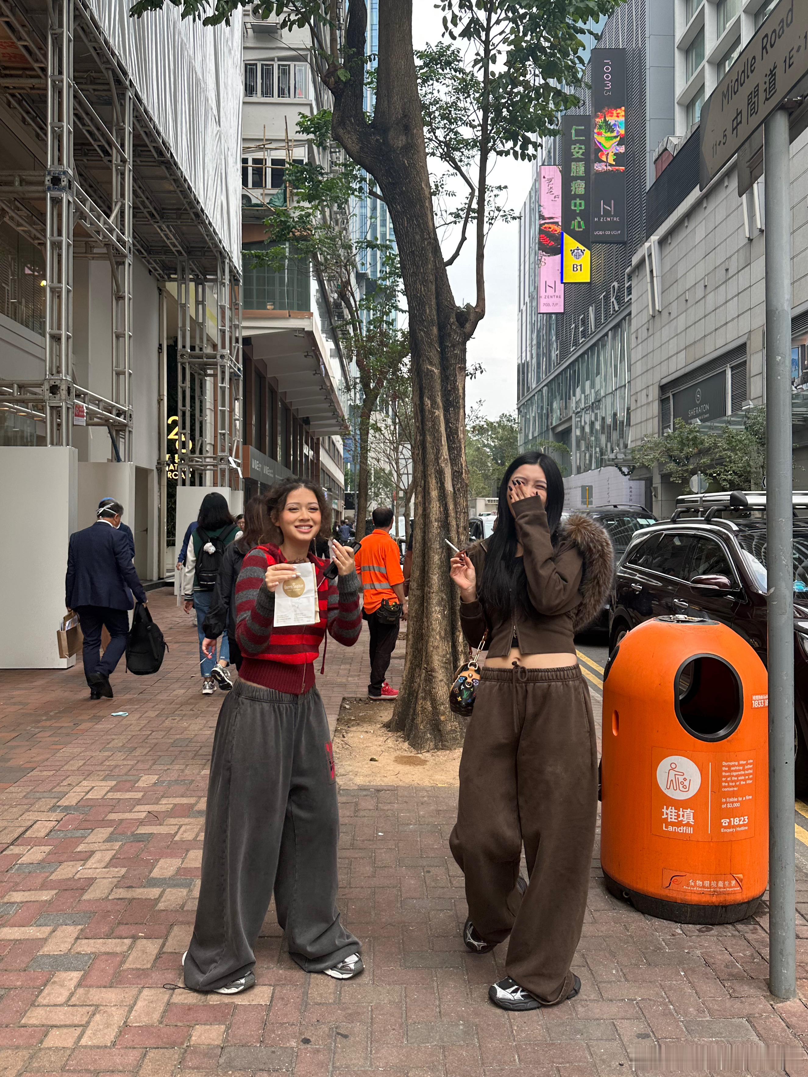 嘿嘿一则HK拍摄花絮📷今天整理图片发现这三个人本次出行超多好玩的图都没发那就由
