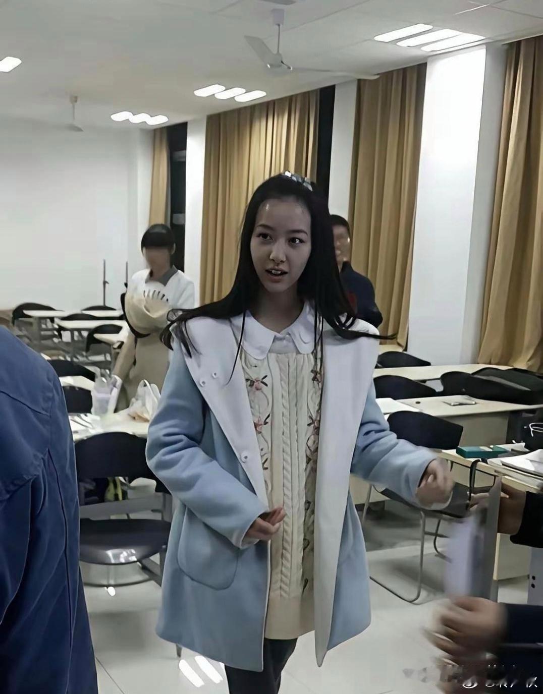 陈都灵大学就是校花了，素颜比过多少人 ​​​