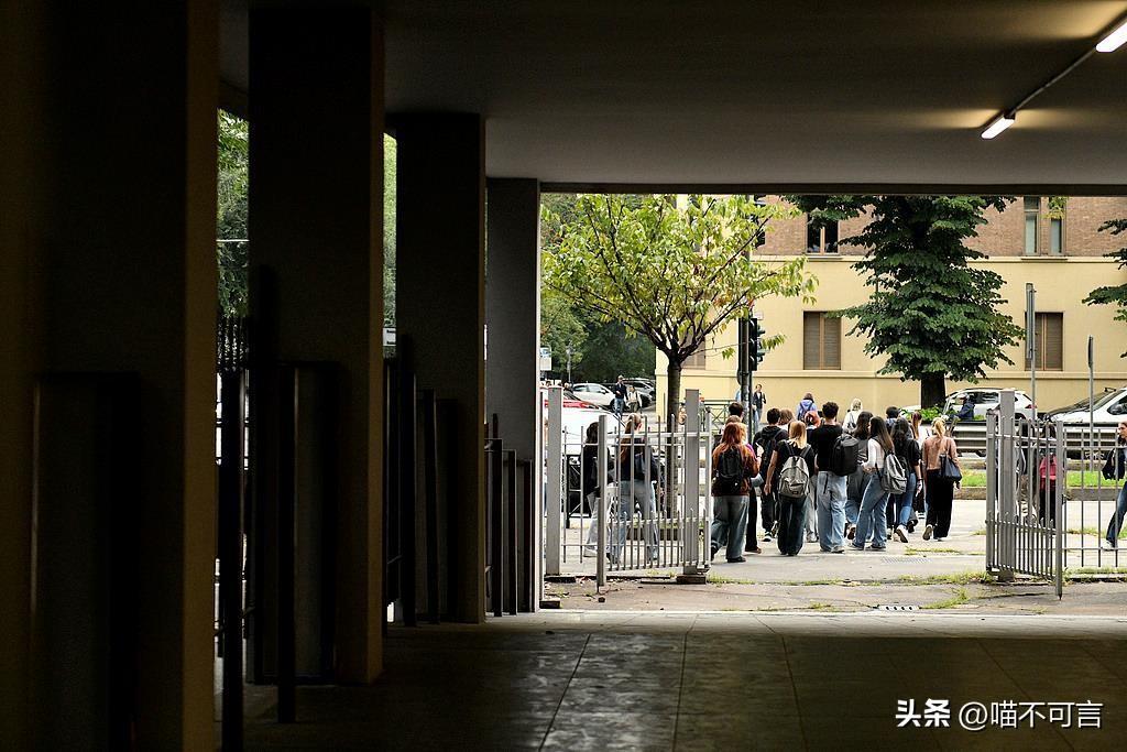 97天暑假后，意大利师生遭遇“烤箱式开学”！

西西里岛的教室温度计飙至39.5