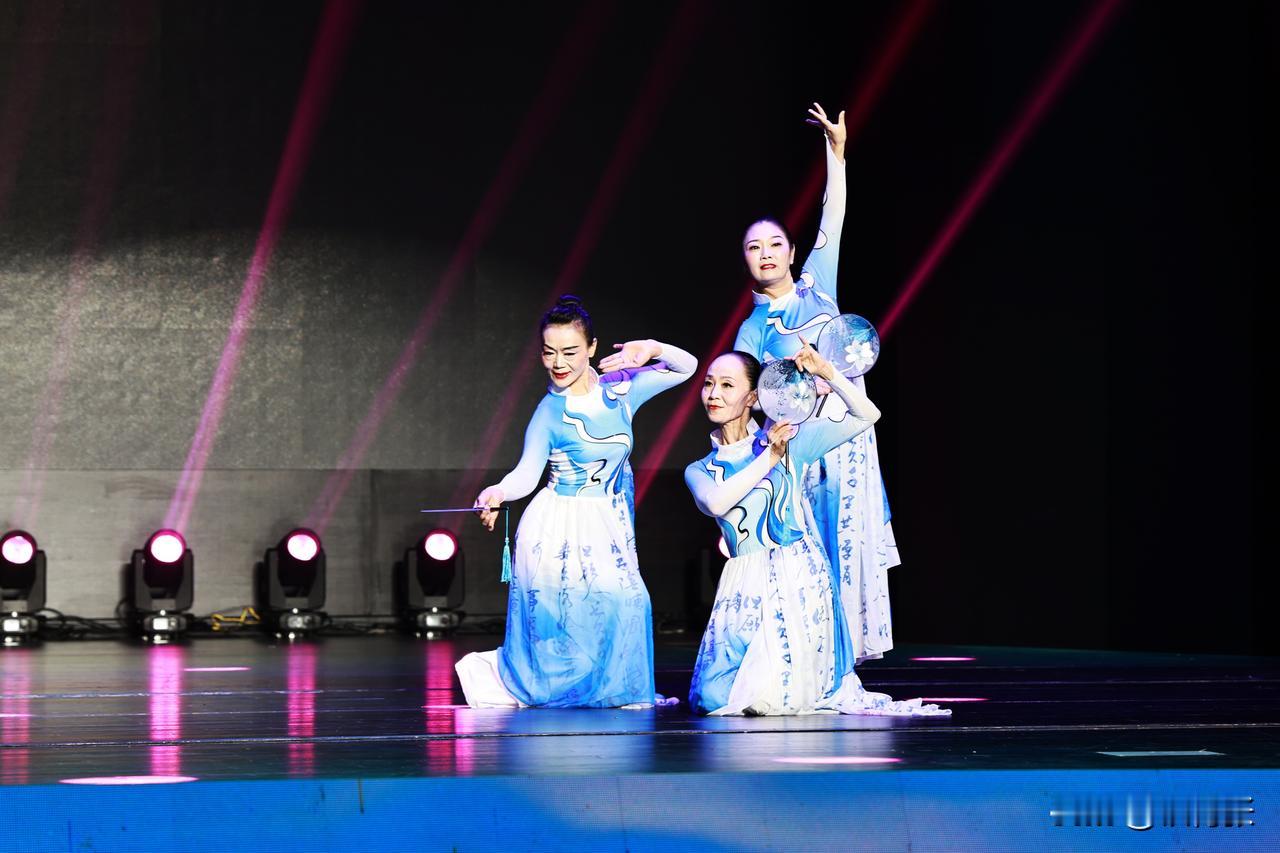 第九届全国职工全健排舞大赛精彩瞬间（8）张景义摄影
        （工人日报记