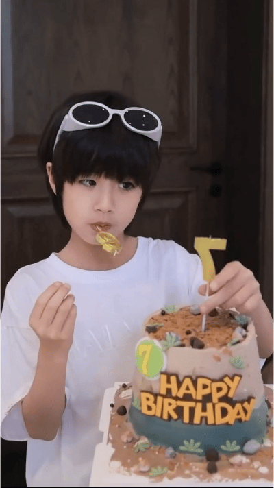 姜潮麦迪娜7岁儿子近照曝光！
 
5月20号，姜潮和麦迪娜的儿子丹尼尔突然冲上了