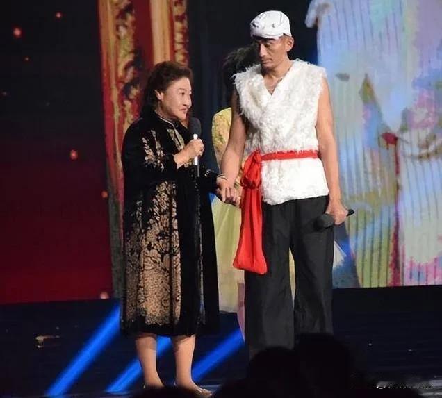 85岁郭兰英，当年在舞台上一眼看中从《星光大道》走出来的阿宝，收为最后一个弟子。
