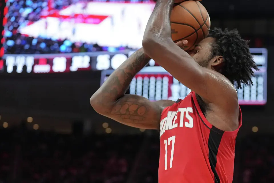 伊森今天因轻微的肌肉酸痛，缺席比赛。乌多卡澄清这不是伤情反复，只是训练后的肌肉酸