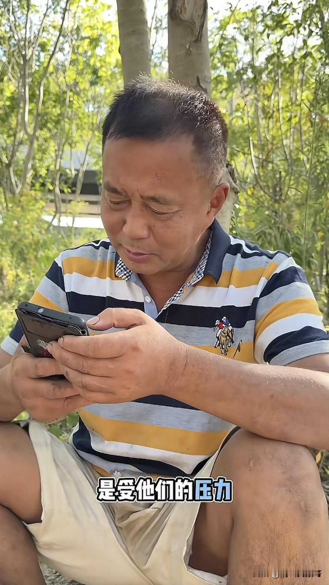 沈巍现在也学会“甩锅”了？头发染回黑色竟然说是“他们”逼着他染回来的。他一直自诩