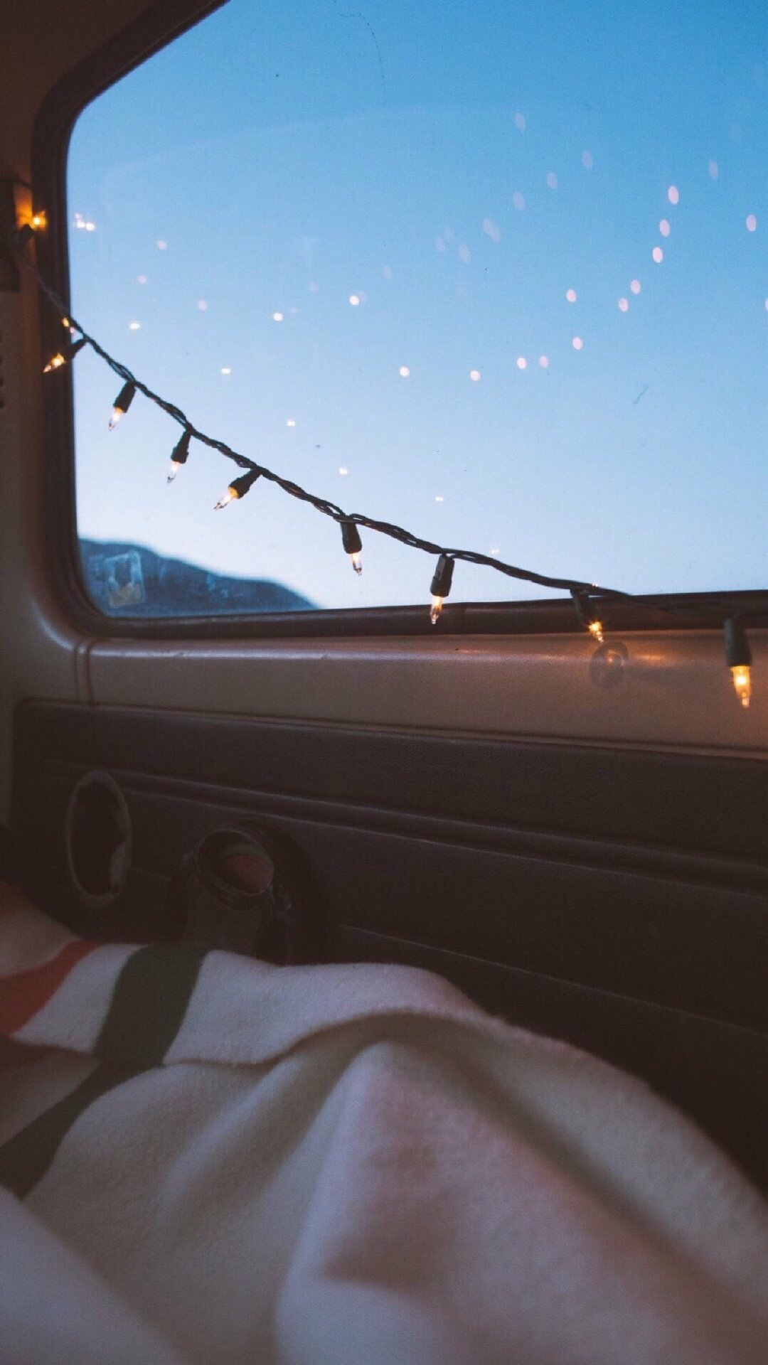 十有八九的欲言又止日后想来都庆幸万分，而绝大多数的敞开心扉事后都追悔莫及。 ​​