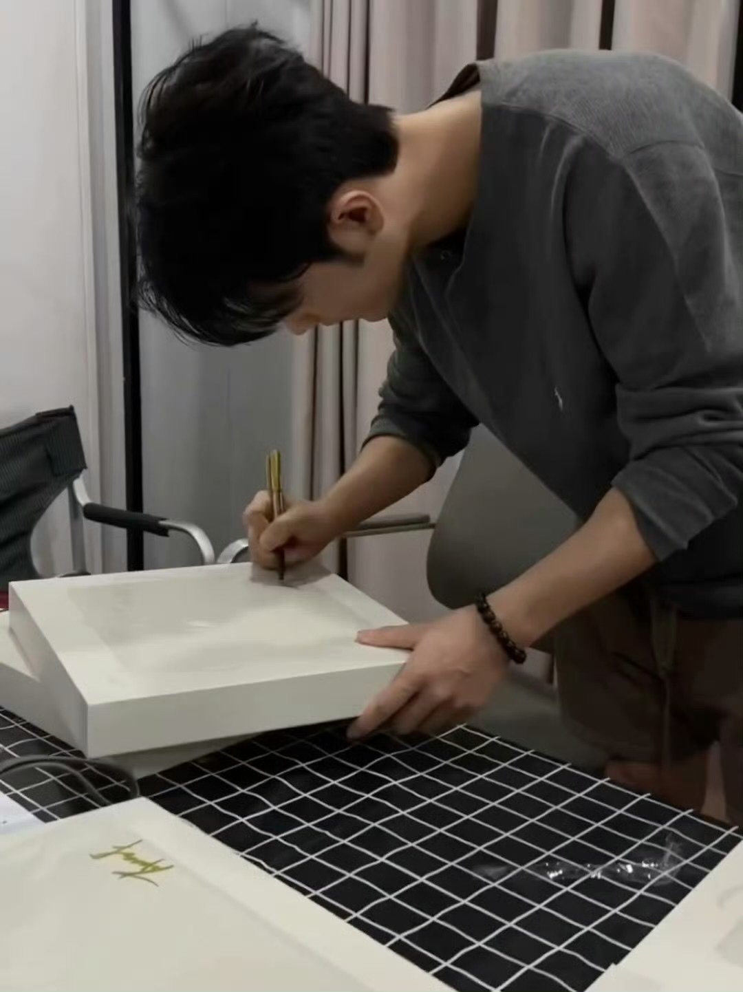 肖战工作室抽12位幸运儿送签名专辑肖战工作室抽12位幸运儿送签名专辑 