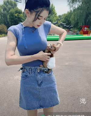 这小猴子极重感情![呲牙]