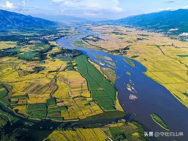 排律·盈江
西南灵域有盈江，
胜境仙姿韵满囊。
峻岭嵯峨腾瑞霭，
平湖潋滟映晴光