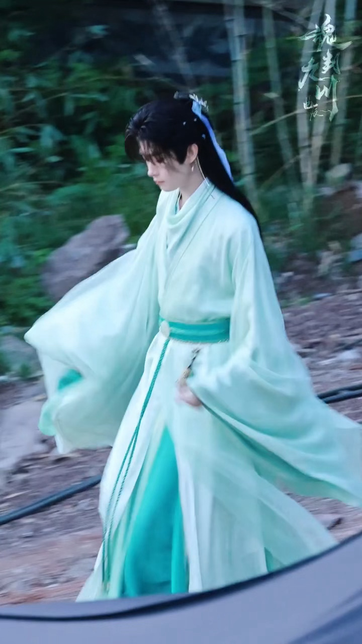 田嘉瑞《魂判九川》今日路透清新脱俗的云九川，青绿色好美这个云九川实在貌美田嘉瑞田