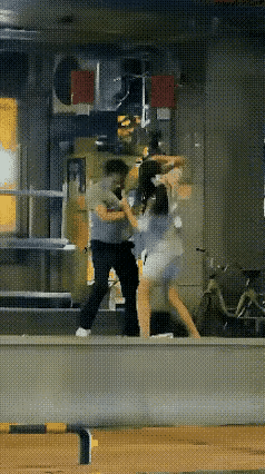 街上这对男女打架，看着真闹心！女的都没力气了，还硬拽着男的衣服挥软拳头，明眼人都