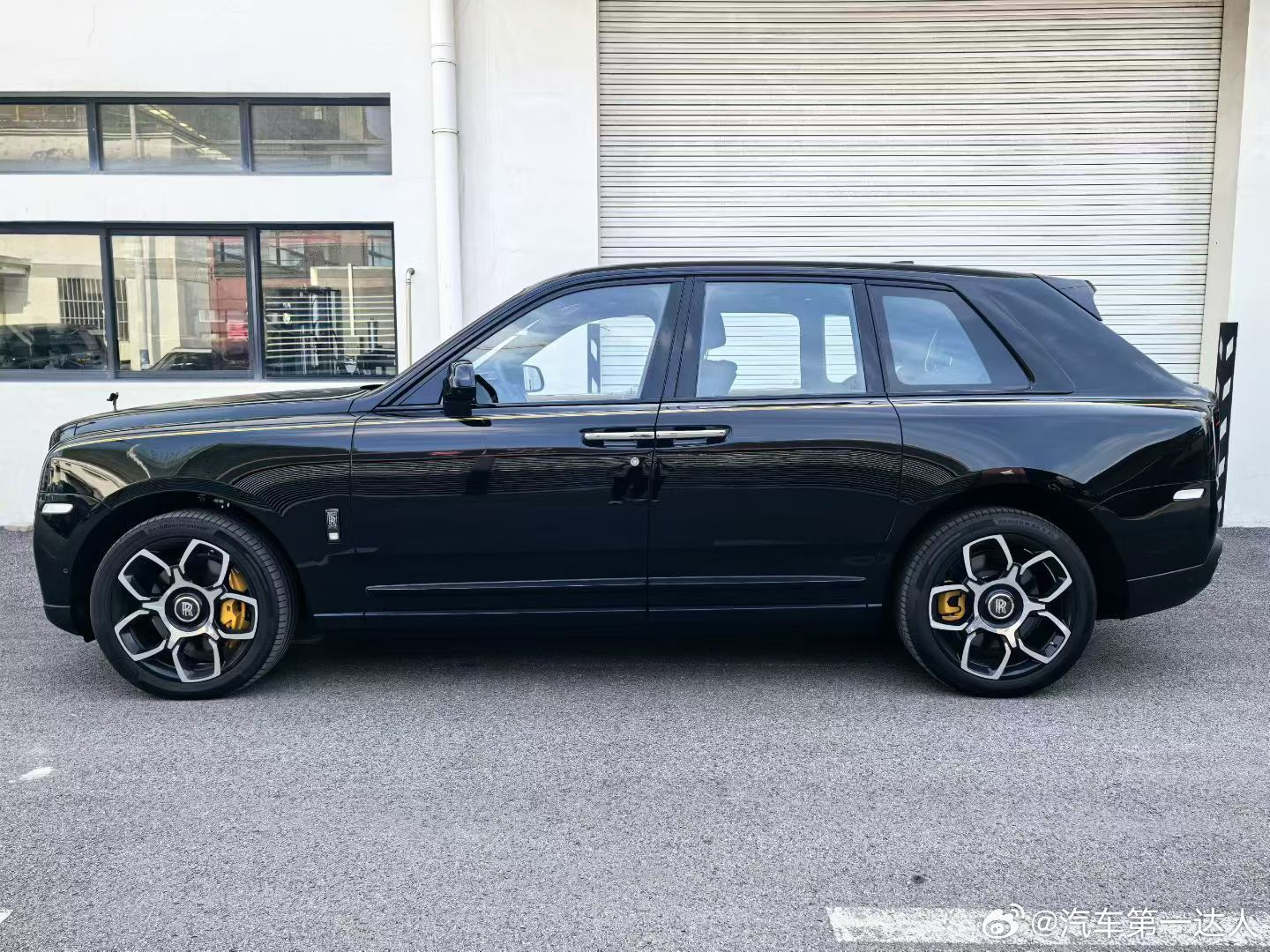 人生登顶，方懂从容。23年上牌，劳斯莱斯库里南BB版4座高配，仅2000公里，准