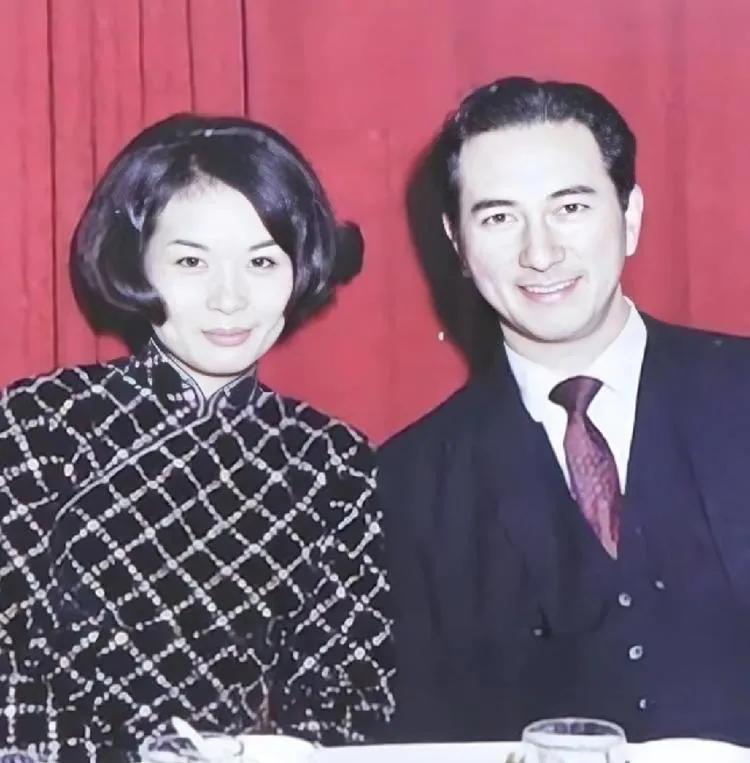 1957年，14岁的豆蔻少女蓝琼缨与正值盛年的赌王何鸿燊一舞订终身。
第二年，何
