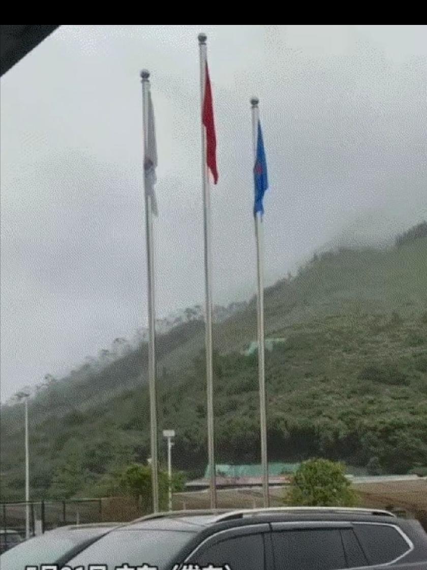 “触动人心！”广东一名保安雨天巡查，瞧见国旗被大雨淋得耷拉下来，内心心生感触，想
