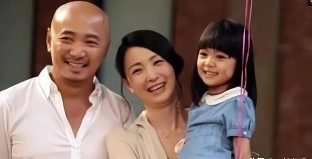 想象一下，一个正当红的女演员，突然间把所有钱砸进一套房里，父亲还躺在病床上命悬一