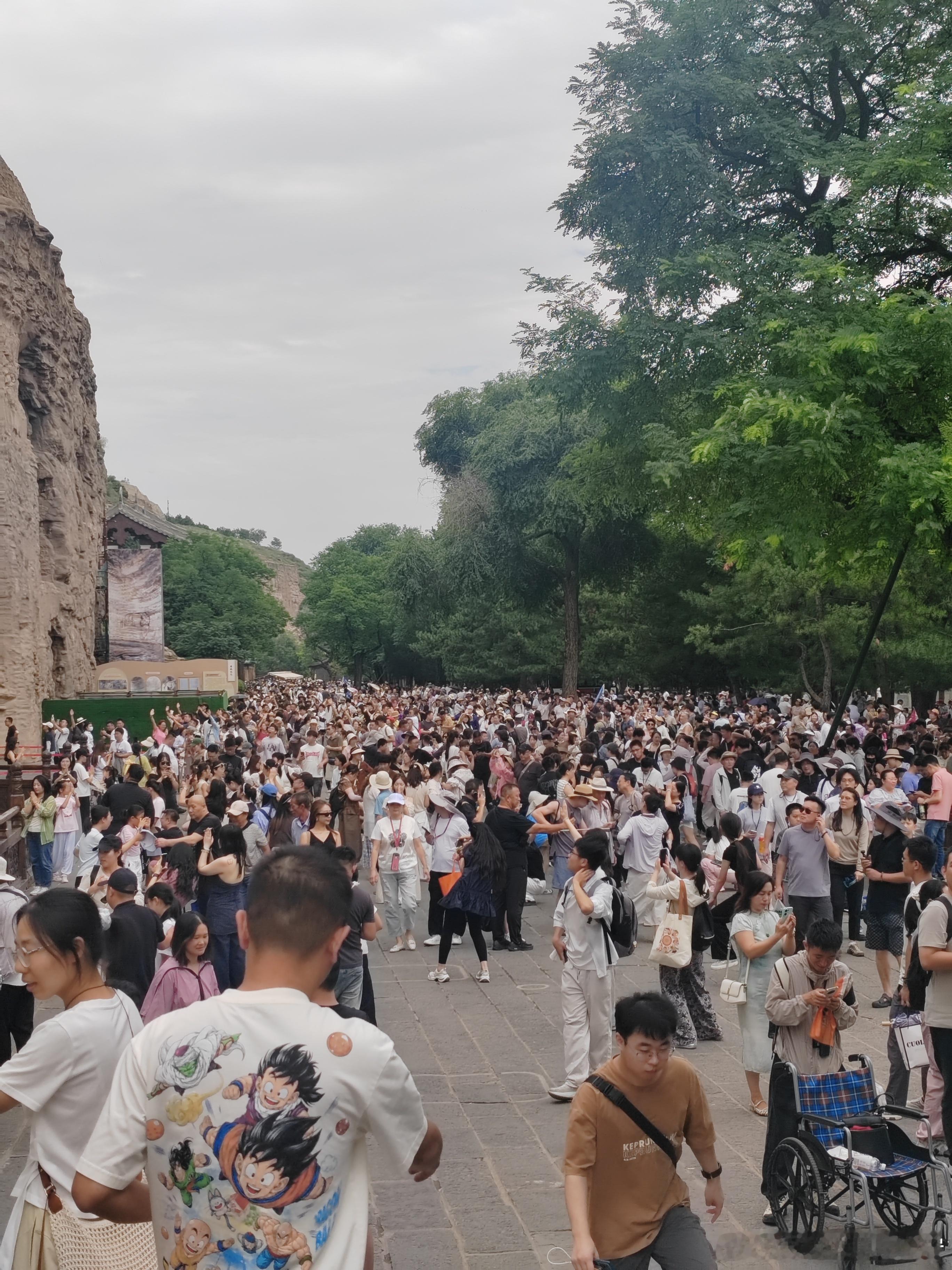早安｜早安 ｜ 还有诗和远方早啊！来看大佛啦！云岗石窟的导游小姐姐讲解很到位，要