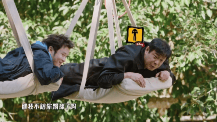 这不就是综艺版“妈妈和女友同时掉水里”的经典难题吗？鹿晗的答案是：别催！我两个都