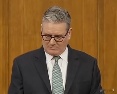 记者：美国这样欺负我们，我们怎么还能把它当作最亲密的盟友？

英国首相斯塔默：美