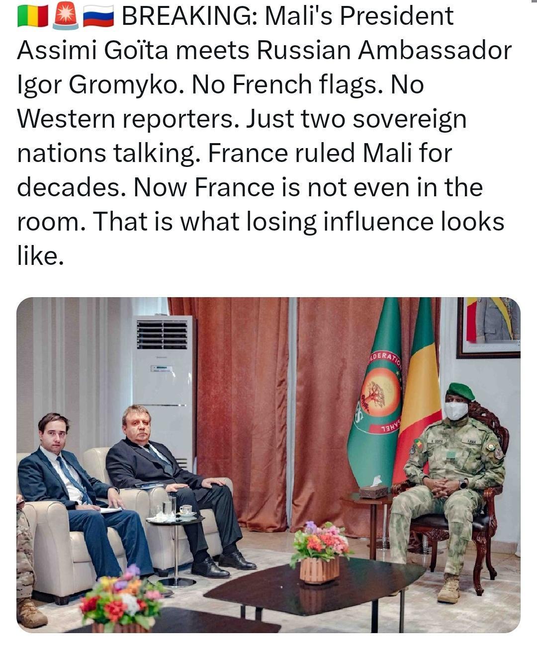 马里总统阿西米·戈伊塔会见了俄罗斯大使伊戈尔·格罗米科。没有法国国旗。没有西方记