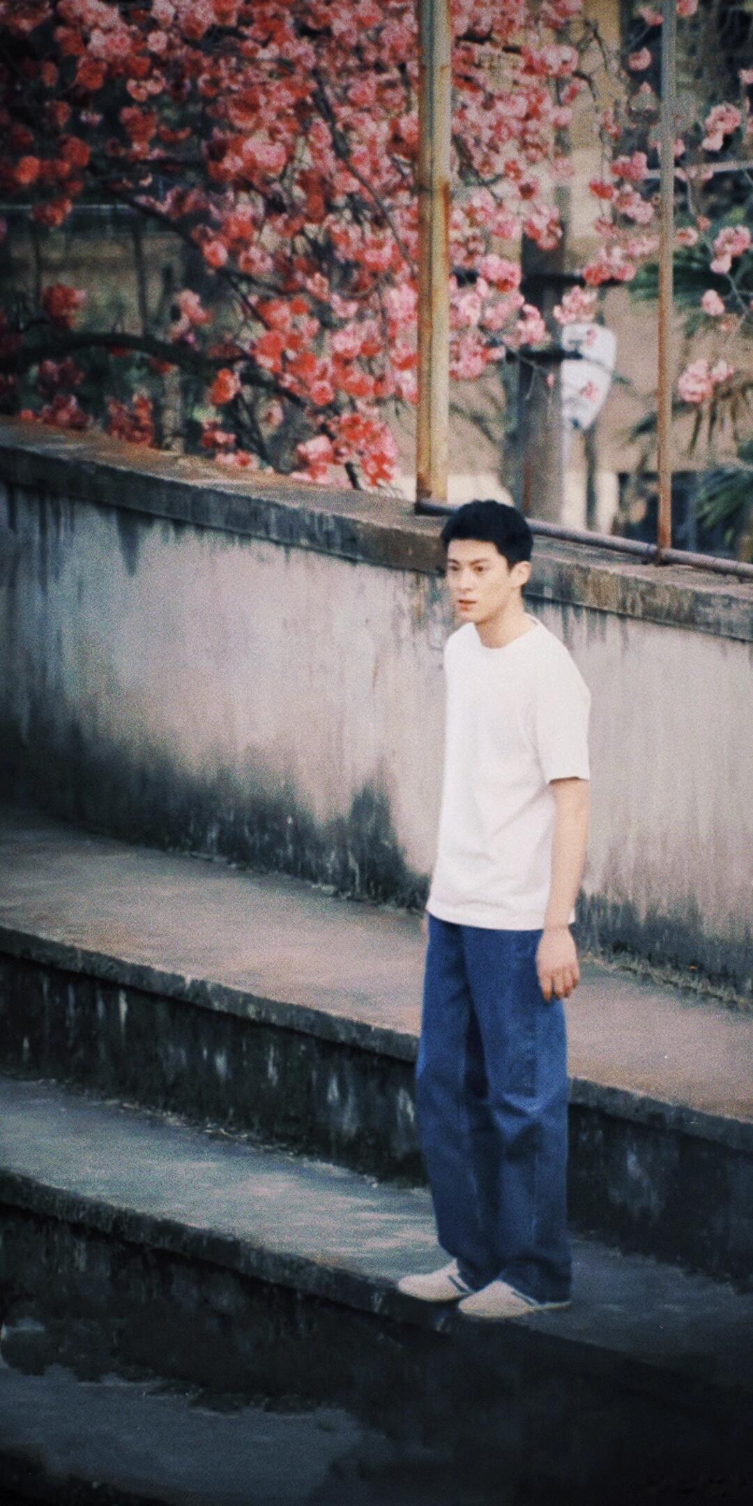 王鹤棣首部优酷独播剧给有谁没看到黑夜告白剧宣，和师傅的关系也是相当不错，表情这么