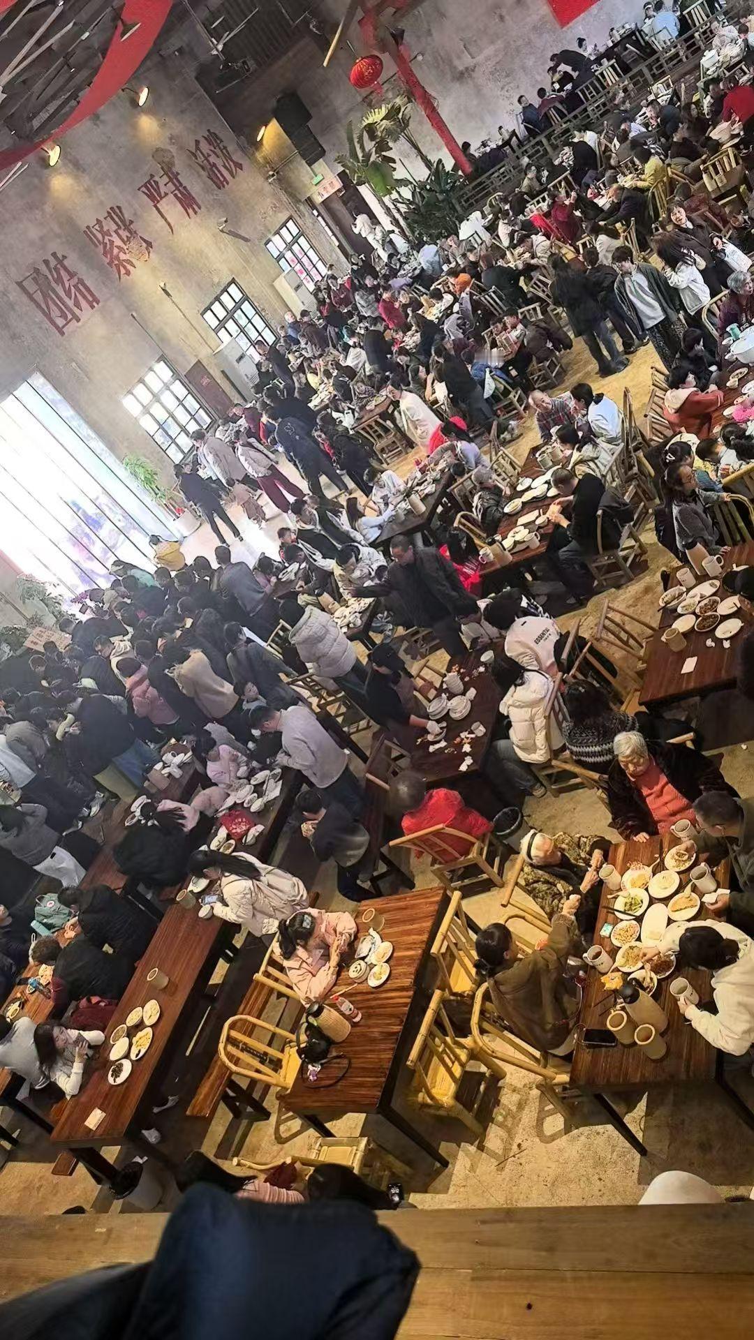 看到茶楼这个景象，你还愿意坐下来喝茶吗？
在我印象中，茶楼是安静的，是悠闲的，喝