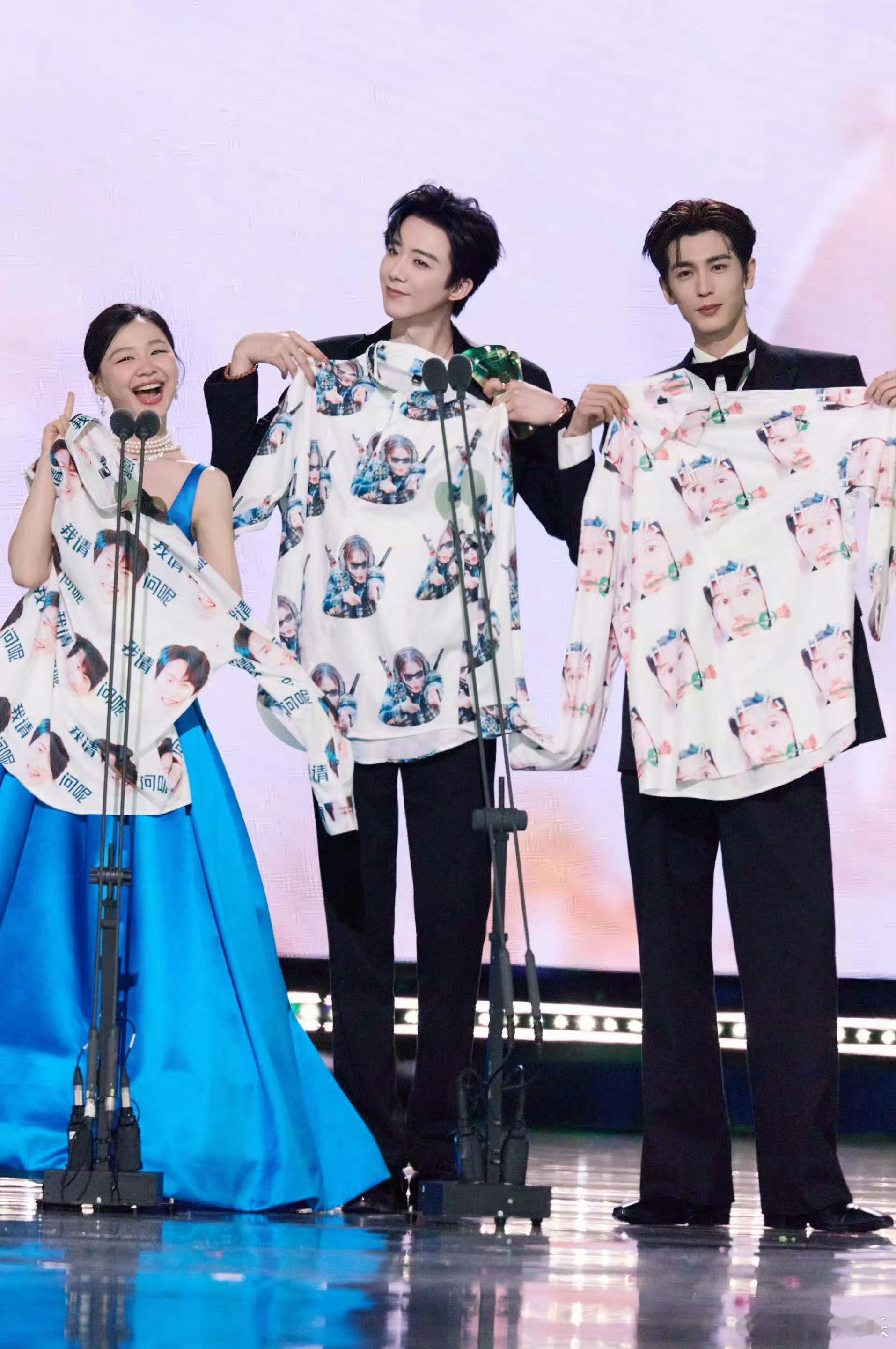 刘宇宁说没来的都在心里刘宇宁晒星光大赏合照啦～最好的赫丽摸金宇！没来的都在心里期