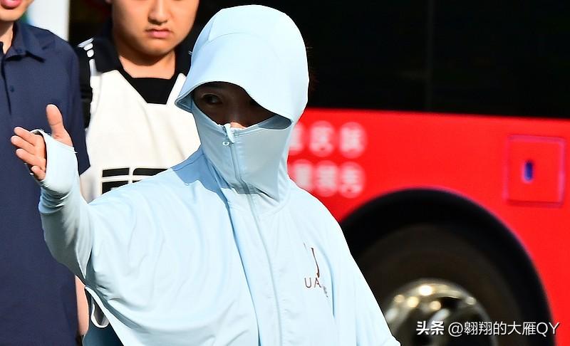 大伙这两年夏天有没有发现件怪事？三十多度的大太阳底下，街上有人裹得跟养蜂人似的。