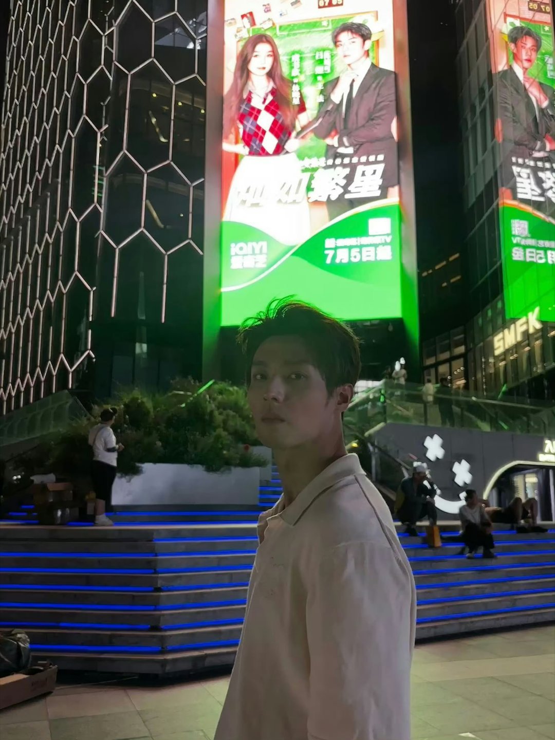 陈靖可何与同个打卡点陈靖可何与同个剧宣打卡点陈靖可何与同个剧宣打卡点，铁打的虞书