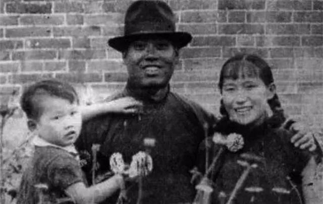 1941年6月，一个挺着大肚子的女人，昂首挺胸走进了日军司令部，日军司令部的指挥