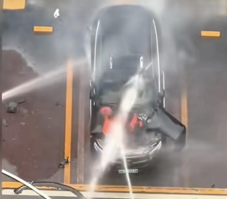 一直不明白，新能源汽车着火，水是无法扑灭的，为啥消防员只会一直用水去扑灭？
面对