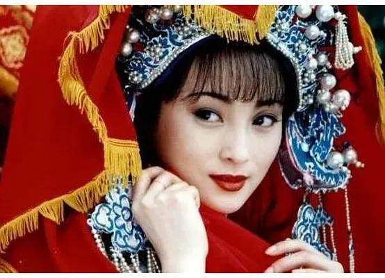 1998年根据琼瑶同名小说《苍天有泪》改变的同名电视剧播出。这部戏的影响力虽然没