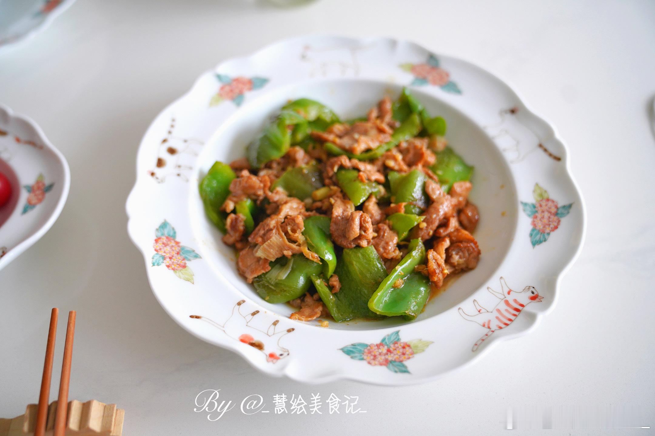 简单晚饭青椒炒肉、蒜蓉西蓝花、燕麦粥、小番茄~ ​​​