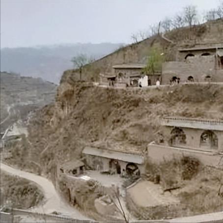 1973年，知青刘朝旭被推荐上大学，临走时去找队长告别。谁料却在窗前听到队长说：