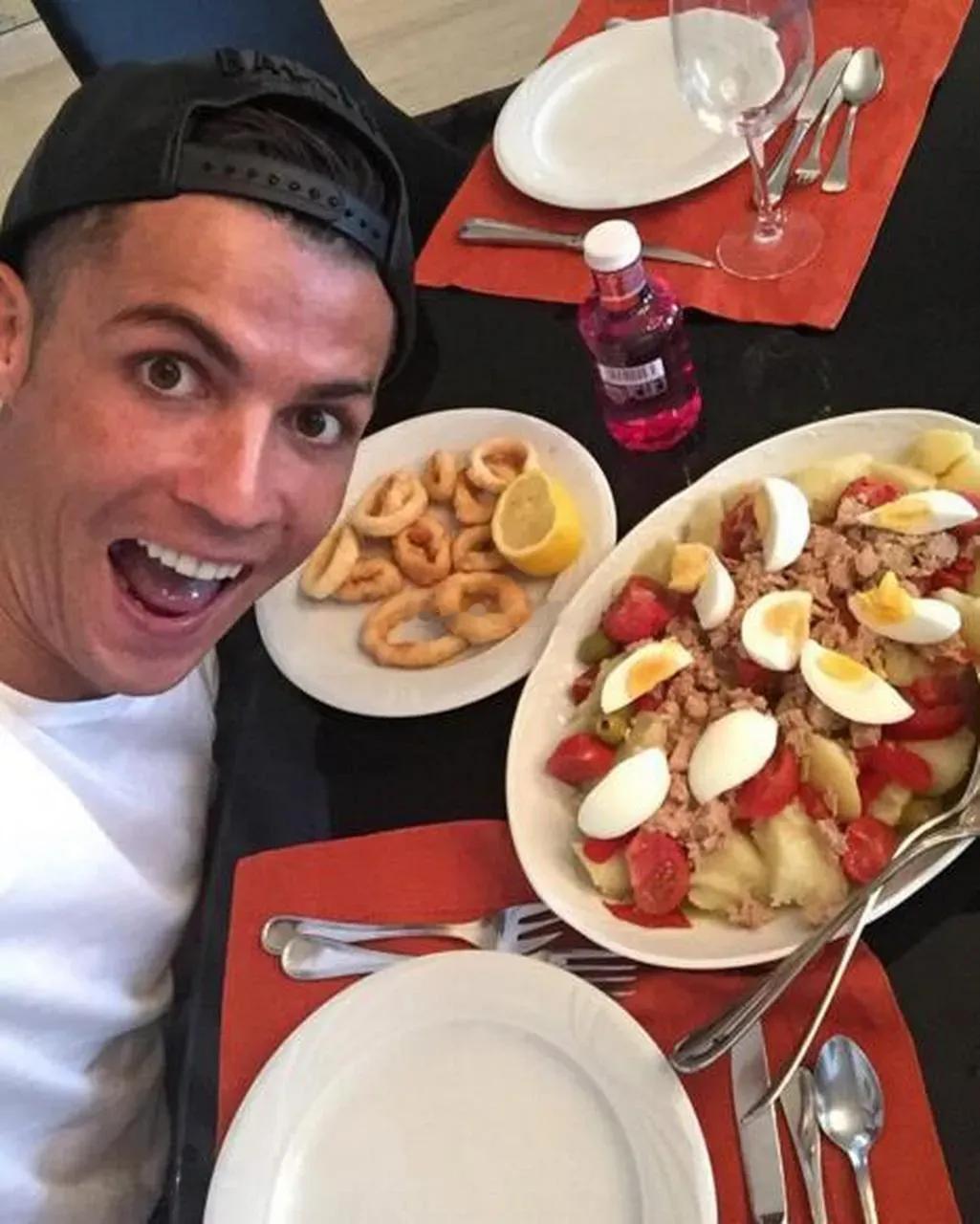 C罗认为人类喝牛奶不正常C罗前厨师巴罗内近日透露，这位巨星的自律程度可以用“反人