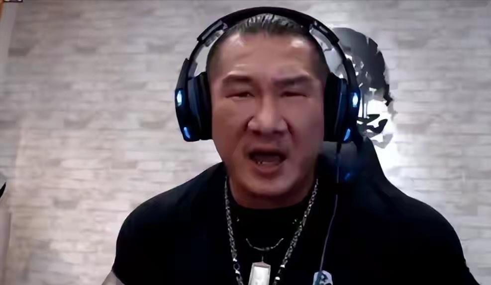 台湾网红“馆长”陈之汉之前完成大陆之行后曾感叹:民进党应该跪下来道歉!
 
这位