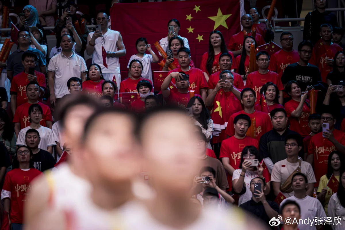 中国男篮时隔10年再次晋级四强，上一次还得追溯到15年的长沙亚锦赛，那一次咱们拿