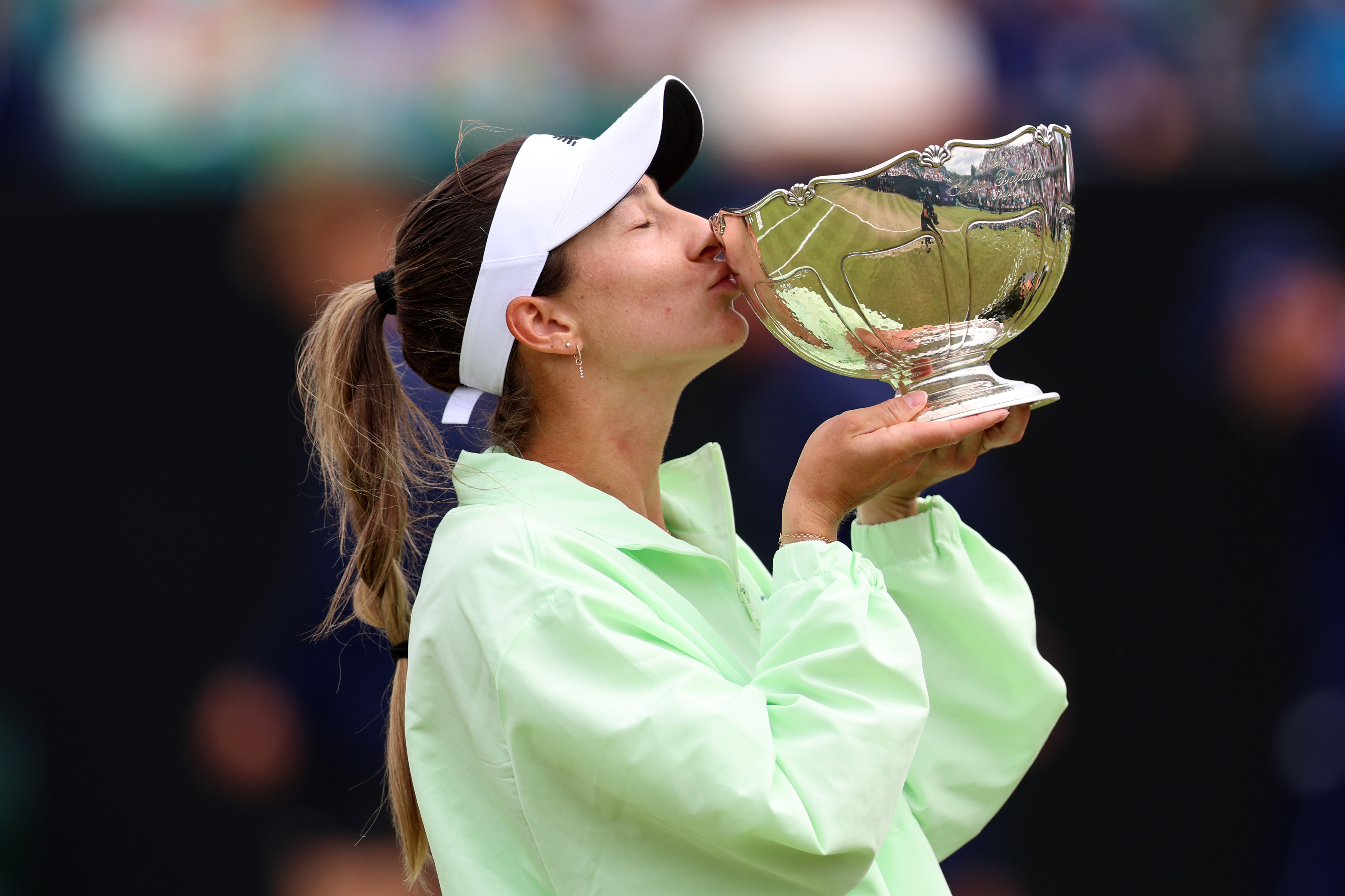 送上WTA250诺丁汉站捧杯图📸 恭喜凯斯勒解锁草地冠军🌱 ​​​